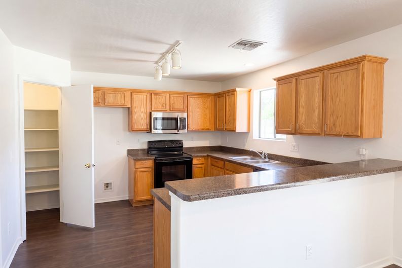 Photo 7 of 27 of 13976 W Port Royale Ln, Surprise, AZ