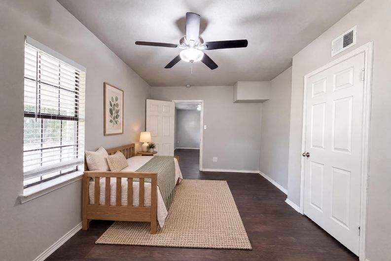 Photo 4 of 20 of 330 E Coral Way, Grand Prairie, TX