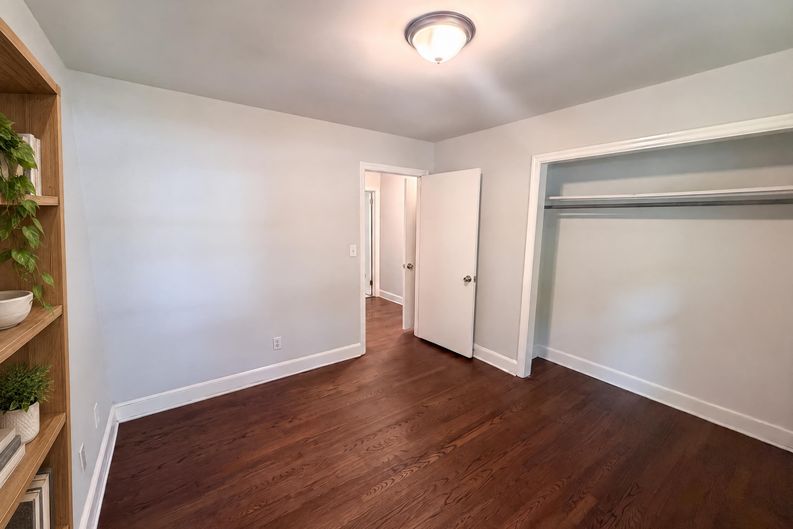 Photo 12 of 23 of 927 Greenlawn Dr, Columbia, SC