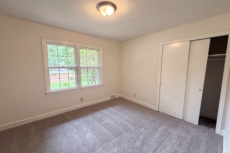Photo 7 of 17 of 5148 Clearview Dr, Winston Salem, NC