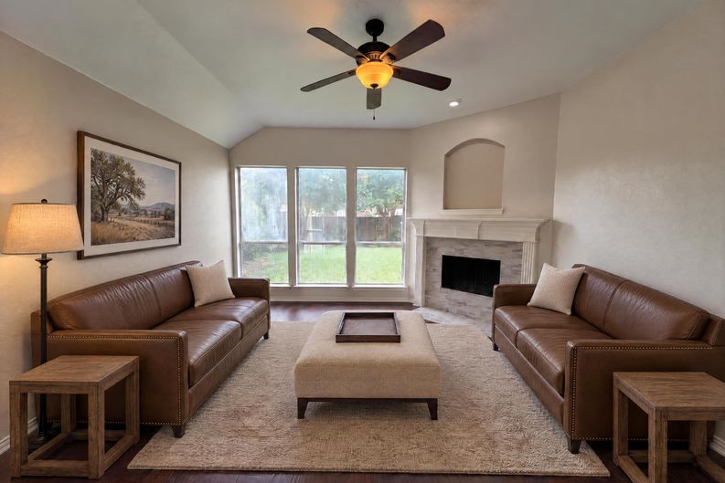 Photo 3 of 17 of 1441 Forest Oaks Ct, Frisco, TX