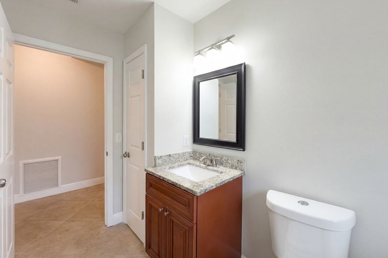 Photo 11 of 18 of 1696 Chatham Cir, Apopka, FL