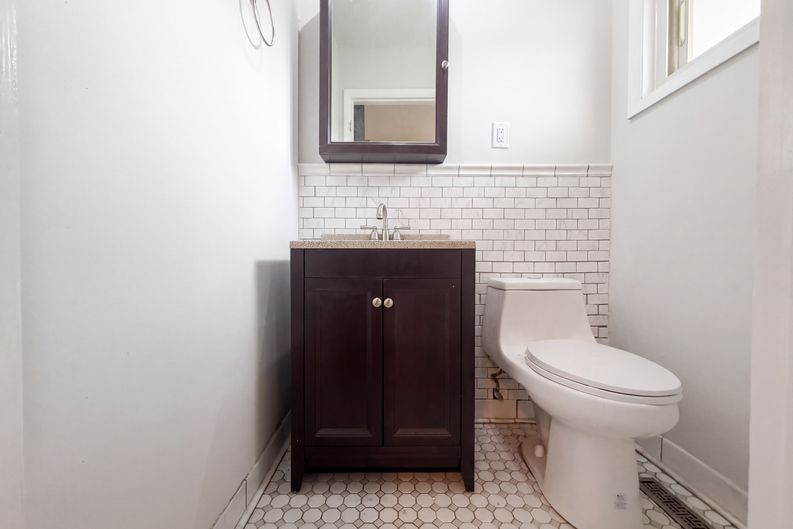 Photo 18 of 26 of 2221 Myrtle Ave, Columbus, OH