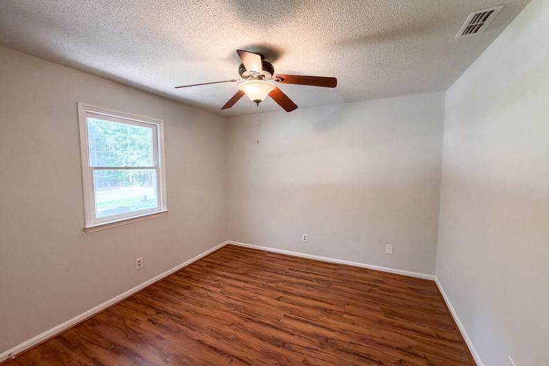 Photo 9 of 25 of 4614 Hickory Grove Rd, Mount Holly, NC