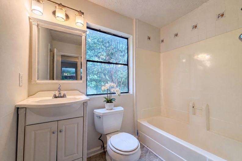 Photo 17 of 25 of 3808 Shane Ct, Ellenwood, GA