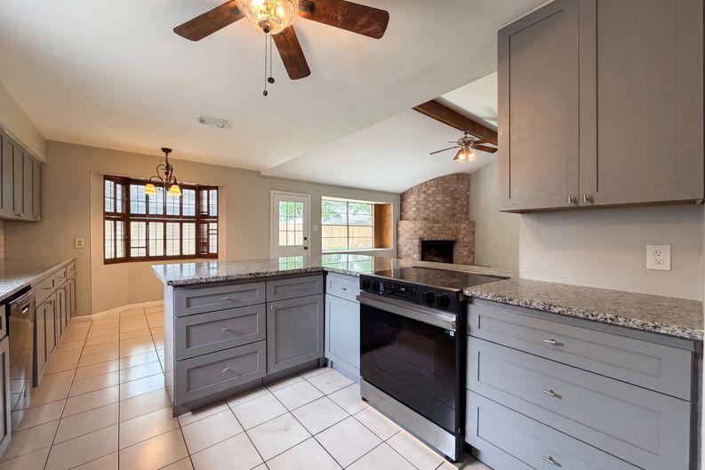 Photo 11 of 19 of 9606 Ballin David Dr, Spring, TX