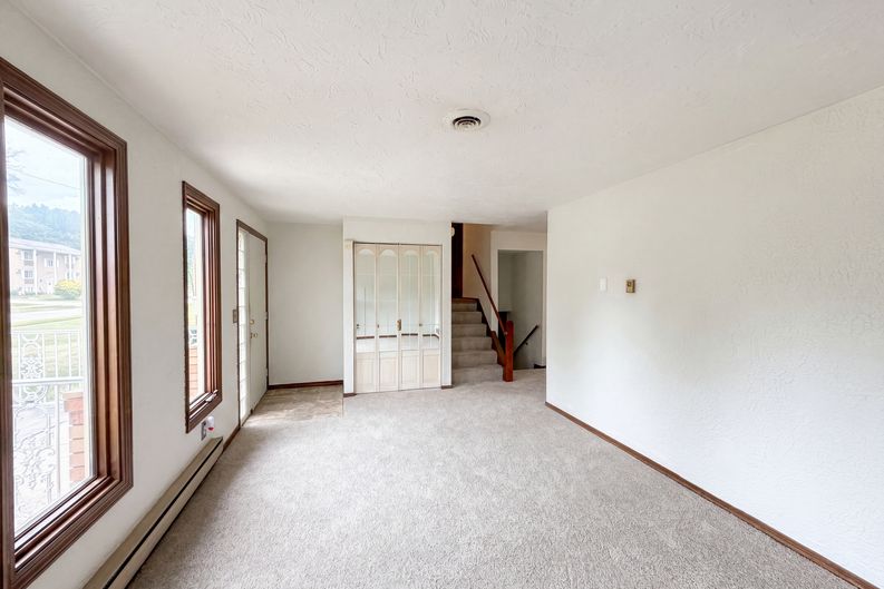Photo 3 of 25 of 1015 Kingsway Dr, Lorain, OH