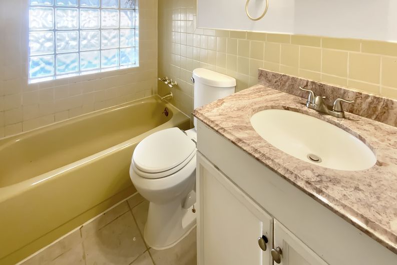 Photo 11 of 19 of 826 Catskill Dr, Saint Louis, MO