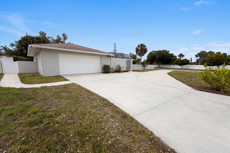 Photo 21 of 40 of 1301 Lucaya Ave, Venice, FL