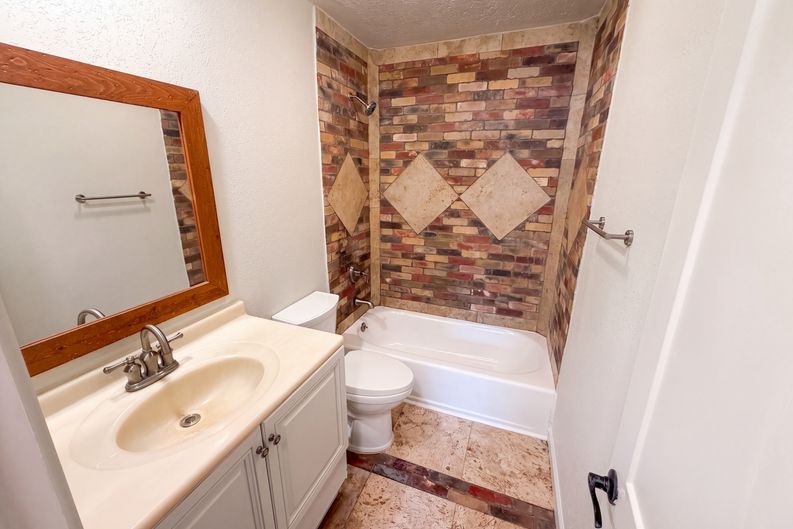 Photo 13 of 18 of 10942 Collingswood Dr, La Porte, TX