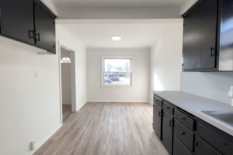 Photo 8 of 16 of 24610 Parklawn St, Oak Park, MI