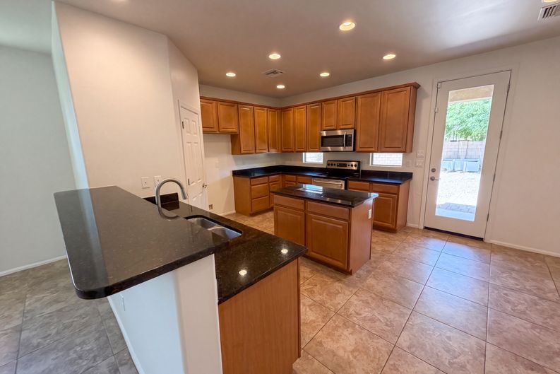 Photo 6 of 25 of 7452 S Golden Shore Dr, Tucson, AZ