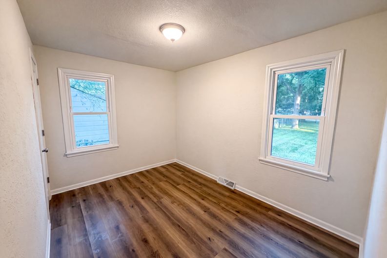 Photo 4 of 25 of 2084 Hillview Rd, Mounds View, MN