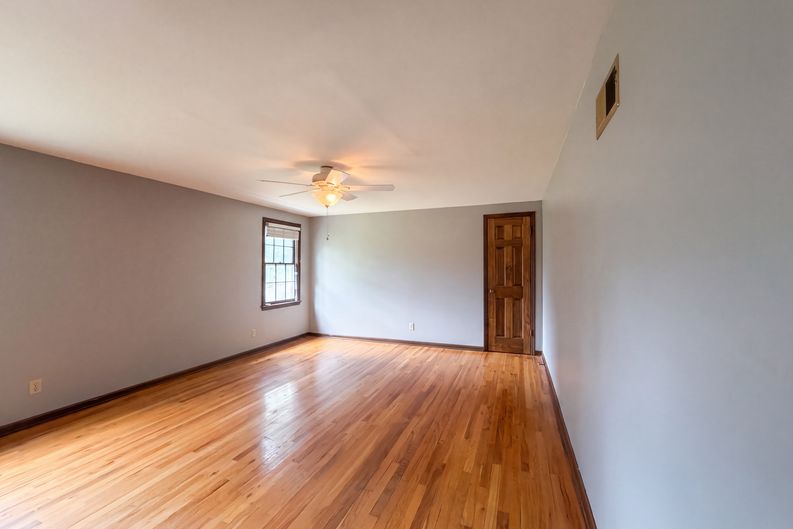 Photo 18 of 27 of 6916 N Overland Dr, Kansas City, MO