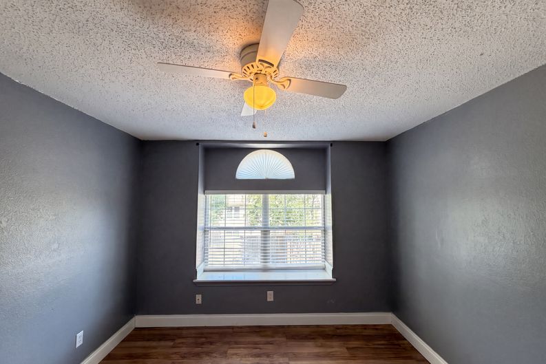 Photo 13 of 20 of 6604 N Chesterfield Dr, Fort Worth, TX