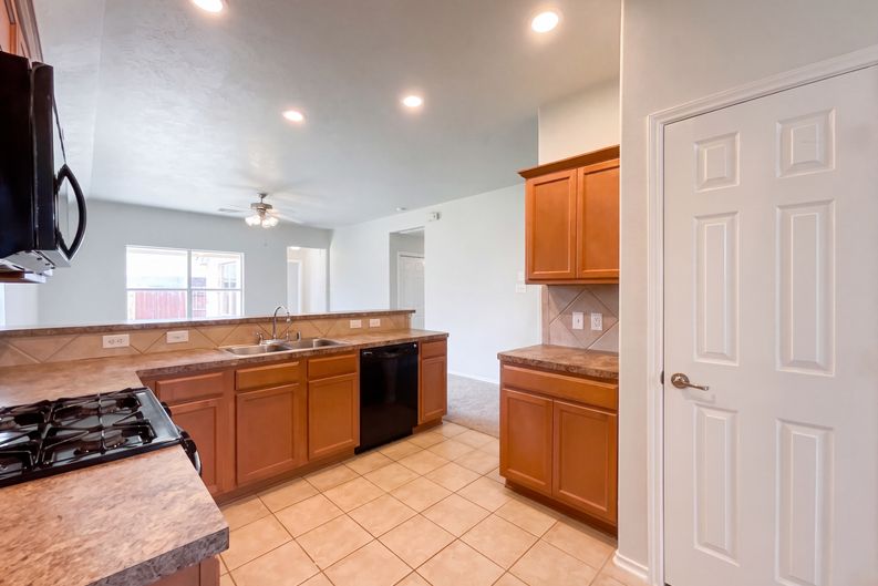 Photo 10 of 37 of 10710 Laurelton Ct, Humble, TX