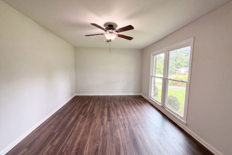 Photo 3 of 18 of 330 Harold Dr, Clarksville, TN