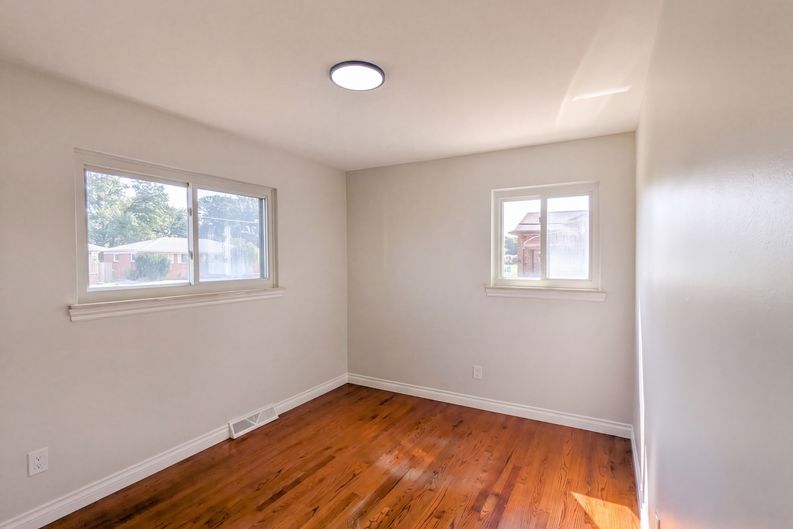 Photo 6 of 21 of 8507 Darlene St, Warren, MI
