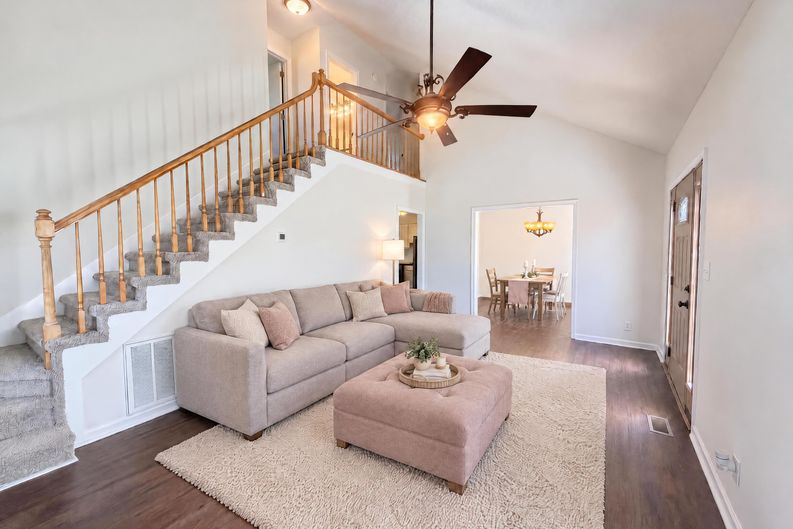 Photo 3 of 23 of 1819 Bourne Cir, Clarksville, TN