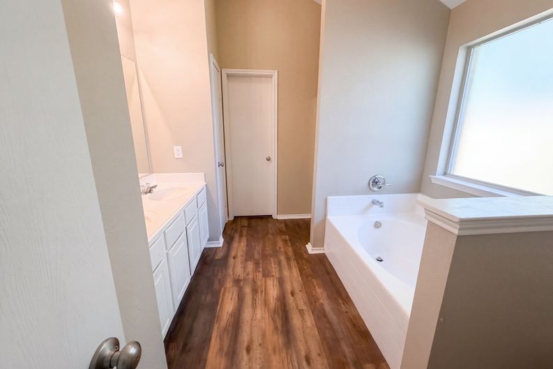 Photo 9 of 28 of 809 Canyon Cove Dr, Burleson, TX