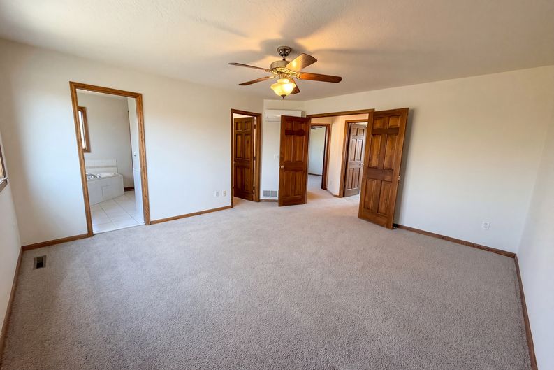 Photo 4 of 38 of 8433 Upland Ln N, Maple Grove, MN