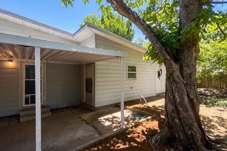 Photo 5 of 20 of 421 N 3rd St, Jacksboro, TX