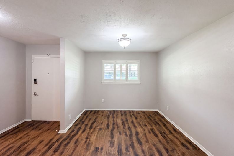 Photo 8 of 22 of 1618 Woodcrest Ln, Carrollton, TX