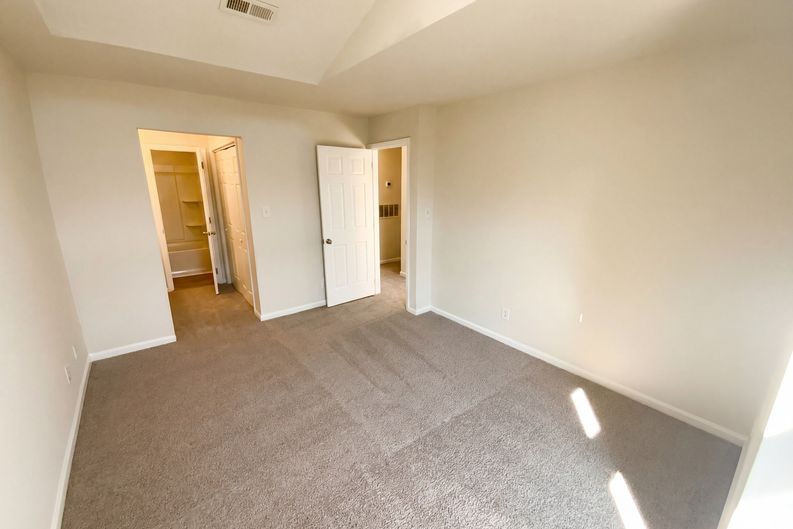 Photo 4 of 15 of 1101 E Morehead St, Charlotte, NC