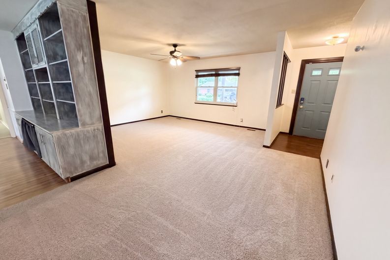 Photo 9 of 23 of 3162 Ashway Dr, Indianapolis, IN