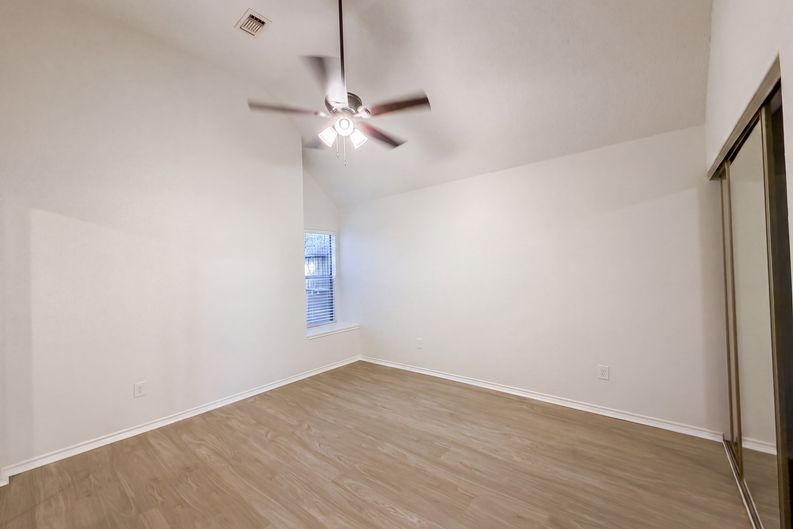 Photo 4 of 21 of 11823 Meadowchase Dr, Houston, TX