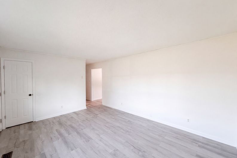 Photo 13 of 27 of 7301 Meadowbrook Cir, Knoxville, TN