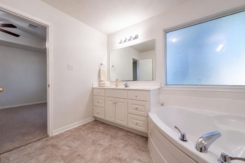 Photo 12 of 23 of 16331 Long Valley Ct, Conroe, TX