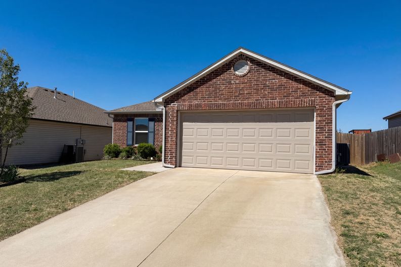 Photo 8 of 25 of 2308 Dillards Dr, Chickasha, OK