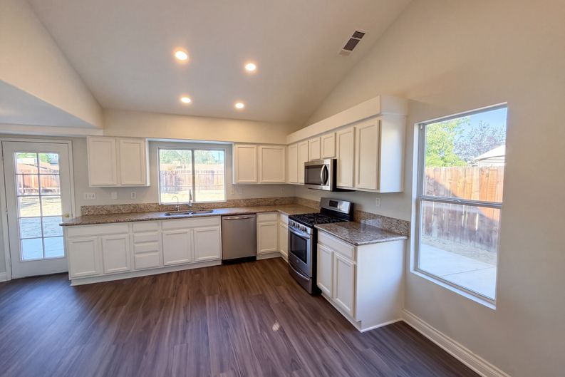 Photo 3 of 43 of 563 Tell Ln, Hemet, CA