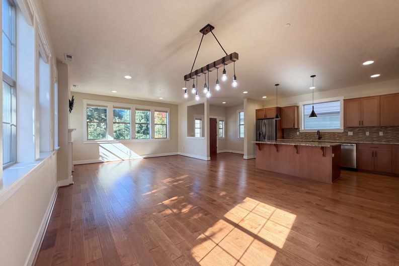Photo 6 of 25 of 410 NE 76th Ave, Hillsboro, OR