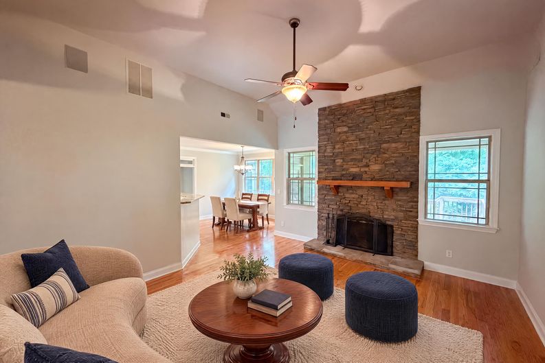 Photo 3 of 25 of 212 Westwind Dr, Newnan, GA