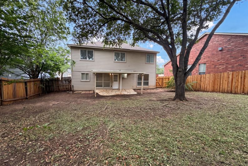 Photo 5 of 18 of 8423 Berry Knoll Dr, Universal City, TX