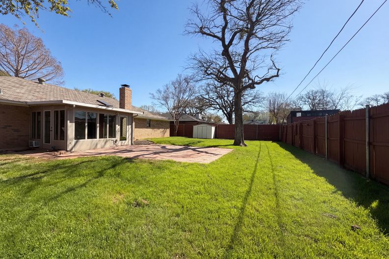 Photo 5 of 19 of 5120 Red River Dr, Arlington, TX