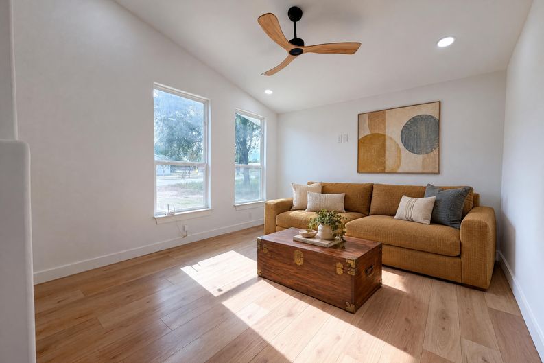 Photo 7 of 14 of 606 E Langley Blvd, Universal City, TX