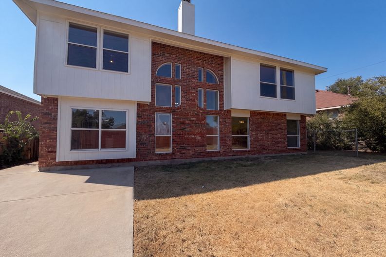 Photo 5 of 29 of 213 Cozy Ln, Cedar Hill, TX