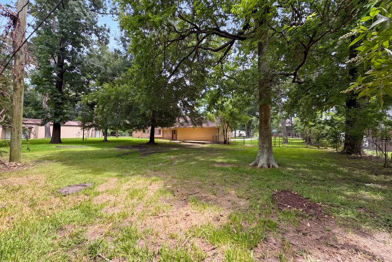 Photo 5 of 19 of 11614 Mile Dr, Houston, TX