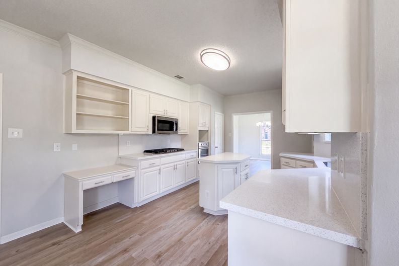 Photo 9 of 23 of 1102 Londonderry Ave, Friendswood, TX