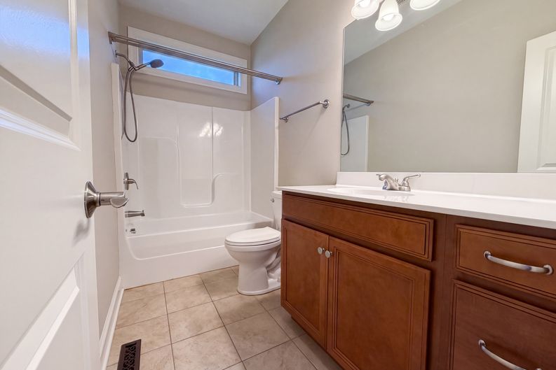 Photo 10 of 17 of 234 Hickory Pointe Dr, Lebanon, TN