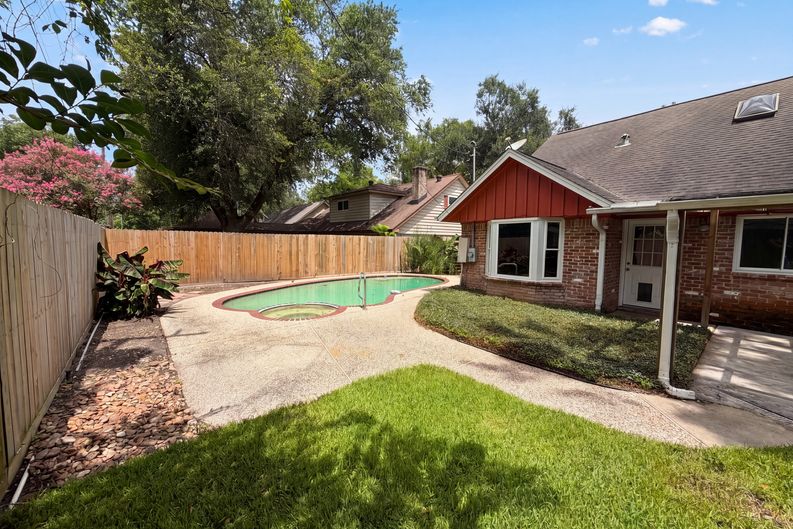 Photo 20 of 23 of 5116 E Bayou Dr, Dickinson, TX