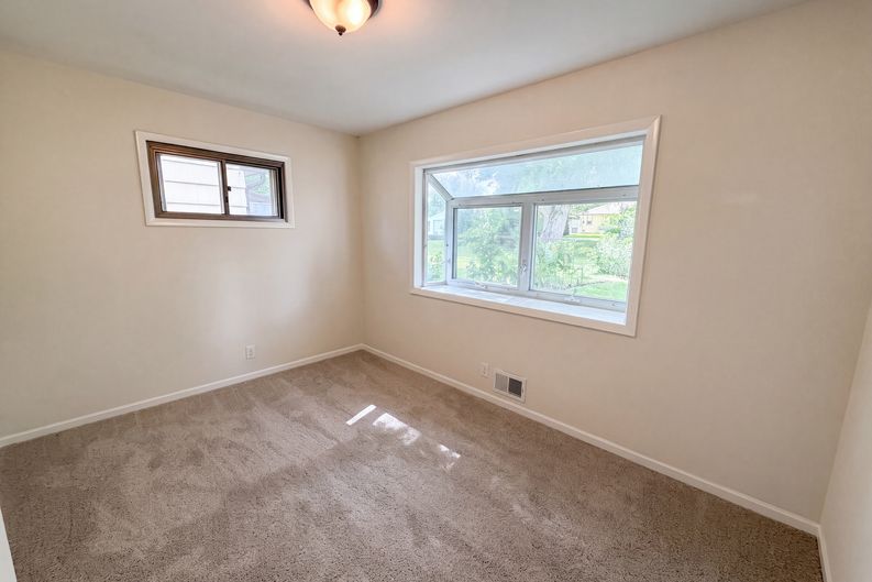 Photo 10 of 27 of 2591 Aldine St, Roseville, MN