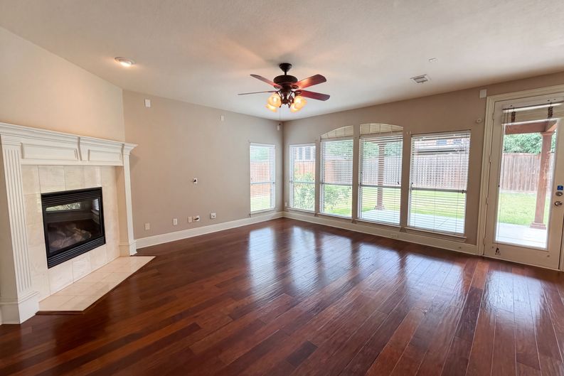 Photo 9 of 32 of 10330 Sandbar Dr, Irving, TX