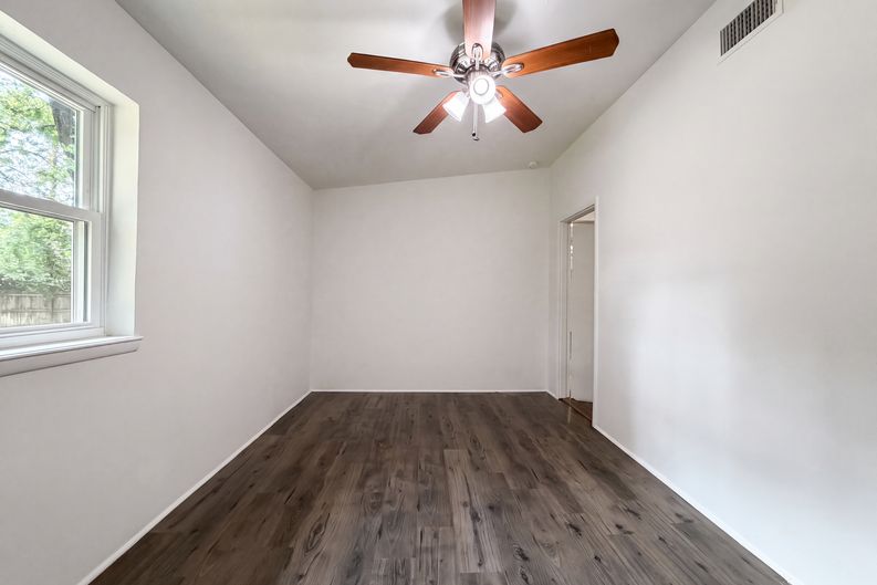 Photo 9 of 20 of 1805 Brookview Dr, Arlington, TX