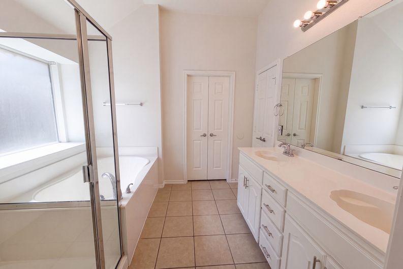Photo 17 of 21 of 8526 Vista Grande Dr, Dallas, TX