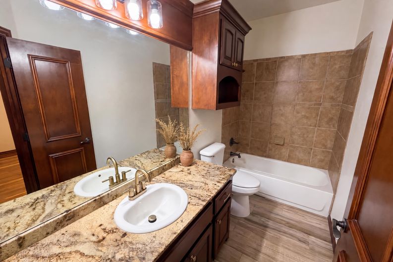 Photo 10 of 25 of 1017 W Camellia Way, Mustang, OK