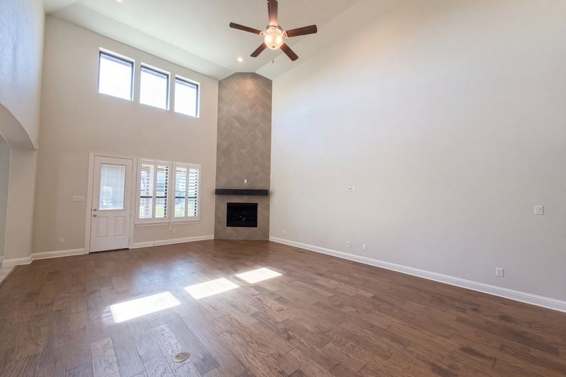 Photo 10 of 45 of 1505 Hudson Dr, Ennis, TX